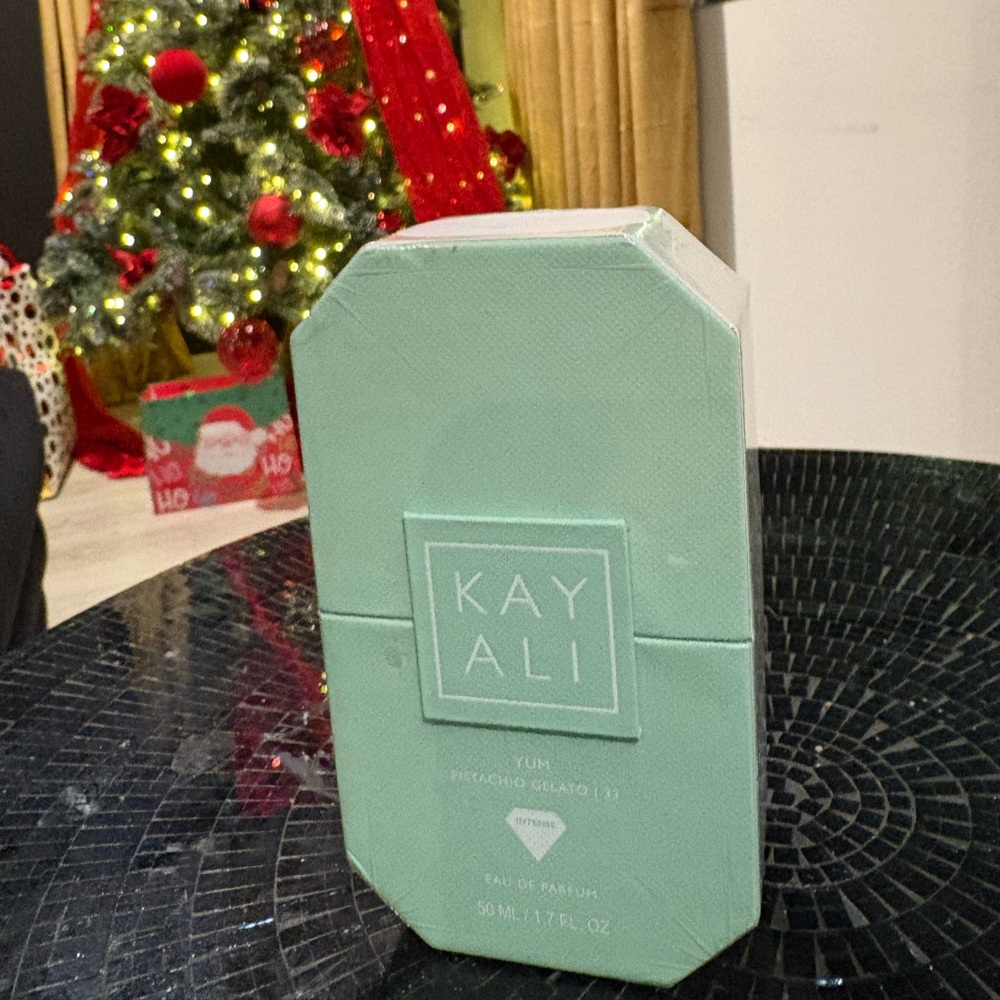 Kayali Yum Pistachio Gelato Eau de Parfum - Green